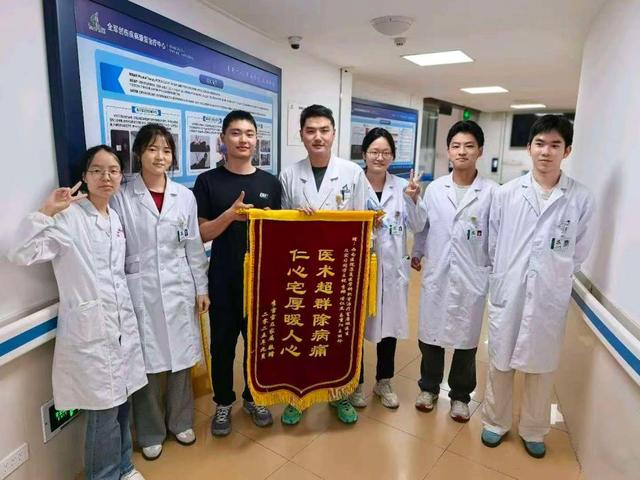 图2 实习生王锐、李娜获病患赠送锦旗