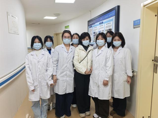 图1 苏红老师与部分实习同学们合影