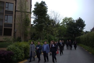 我院组织看望顶岗实习学生并洽谈...
