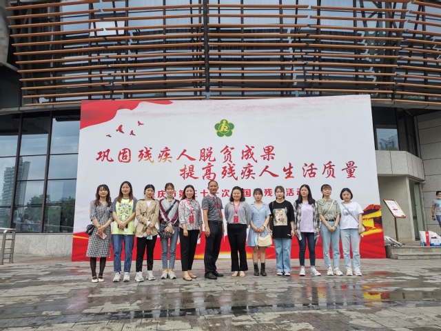 毕业生与老师合影 毕业生与老师合影