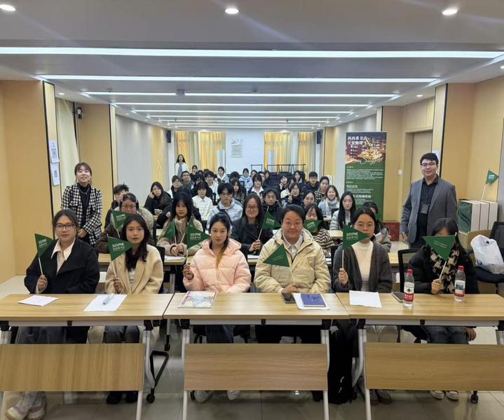 西西弗书店、泡泡玛特到校开展宣...