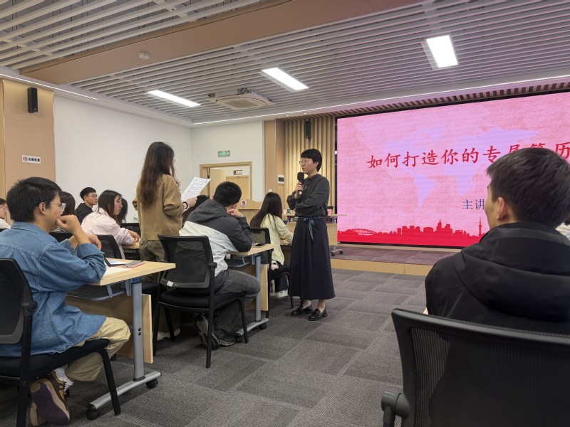 高新区就业服务进校园活动走进我...