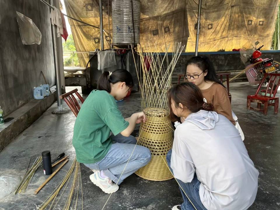 【职教活动周】寻访竹编故里,探忆非遗岁月——我院非遗传承项目团队赴秀山开展乡村振兴实践活动