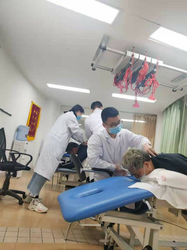 晏松同学正在西南医院康复科给病人做治疗 晏松同学正在西南医院康复科给病人做治疗