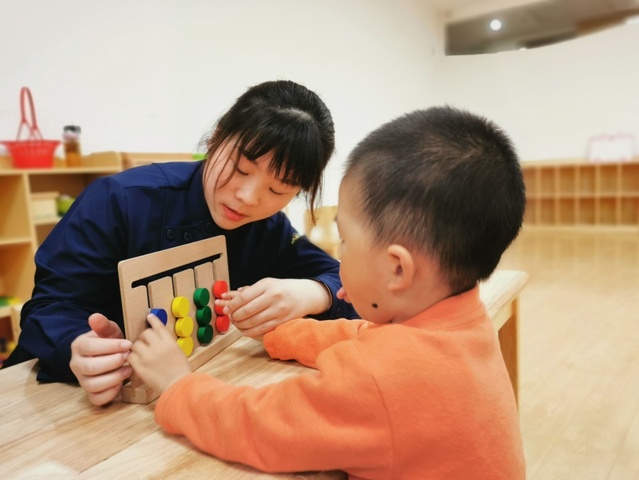 梁钰姣同学正在智星康儿童医院给自闭症孩子做治疗 梁钰姣同学正在智星康儿童医院给自闭症孩子做治疗