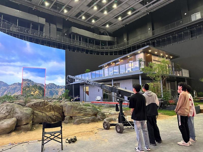 文化与旅游学院赴永川科技片场开...