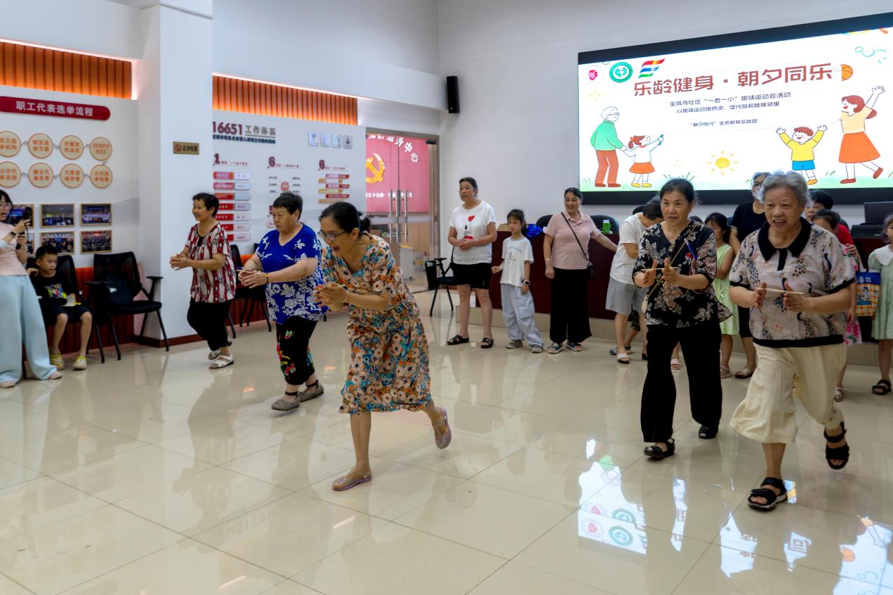民政与社会治理学院“朝夕同行”生命教育实践团开展“一老一小”趣味运动会